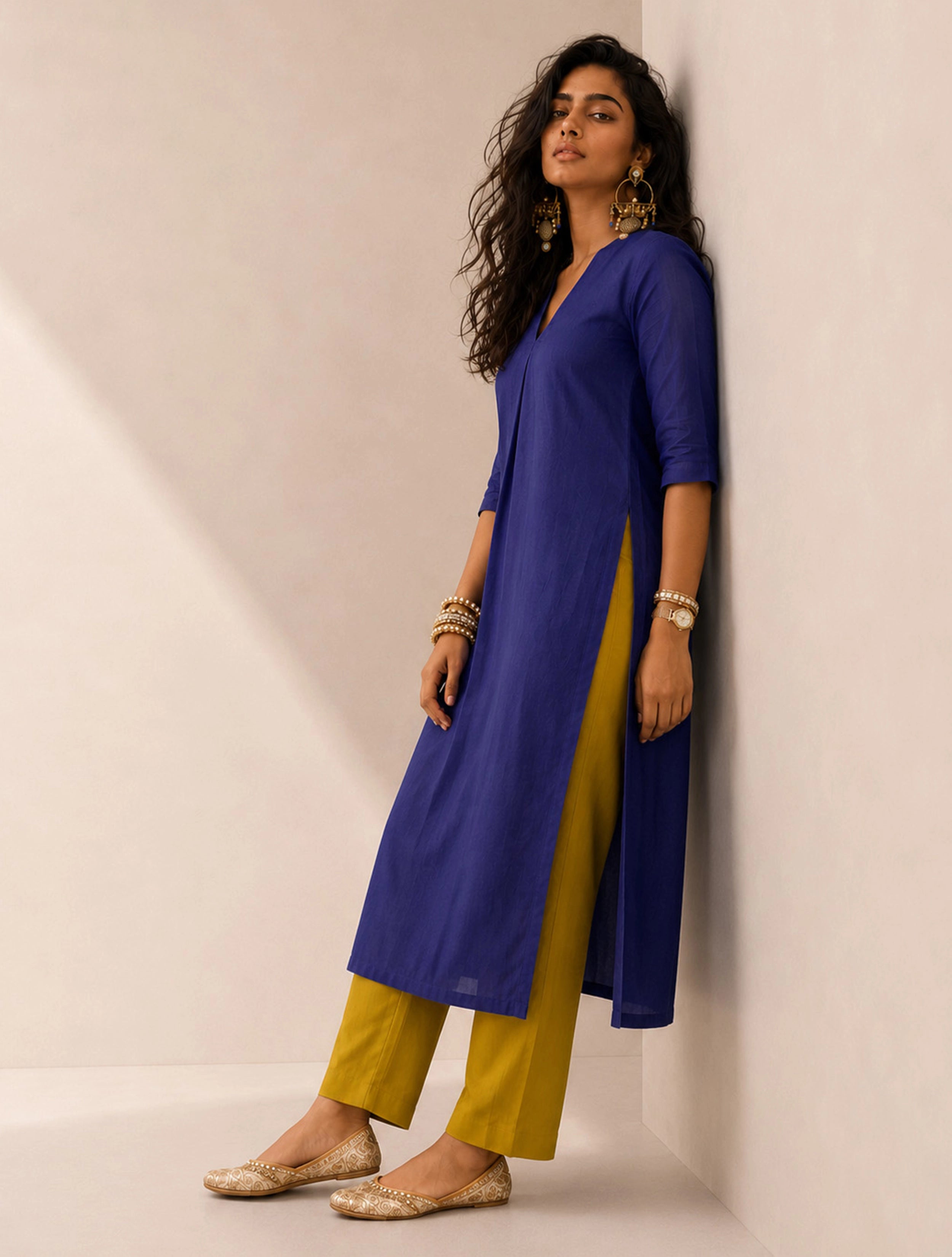 trueBrowns Blue Solid Viscose High-Slit Kurta Set