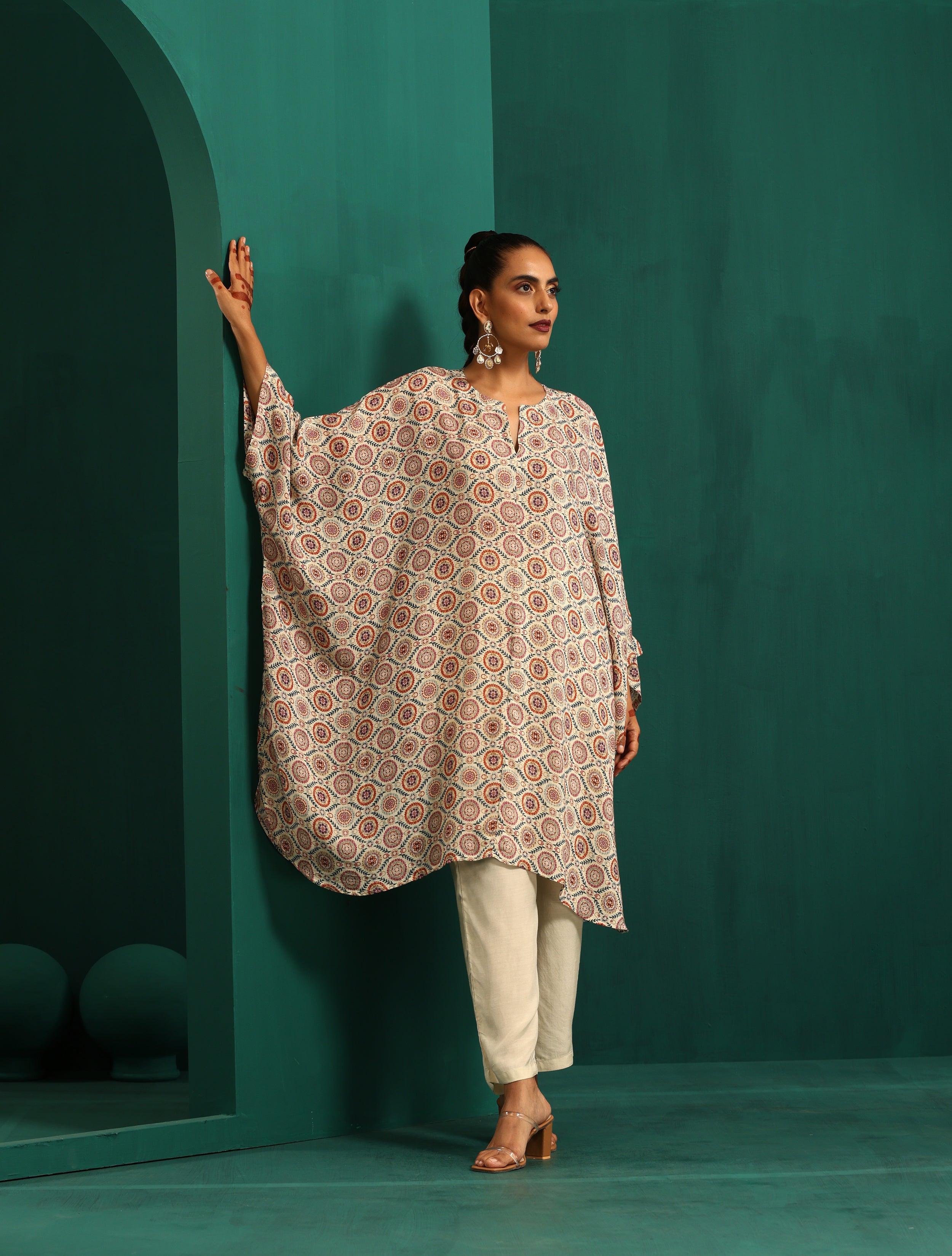 trueBrowns Off White Floral Muslin Silk Printed Kaftan Pant Set