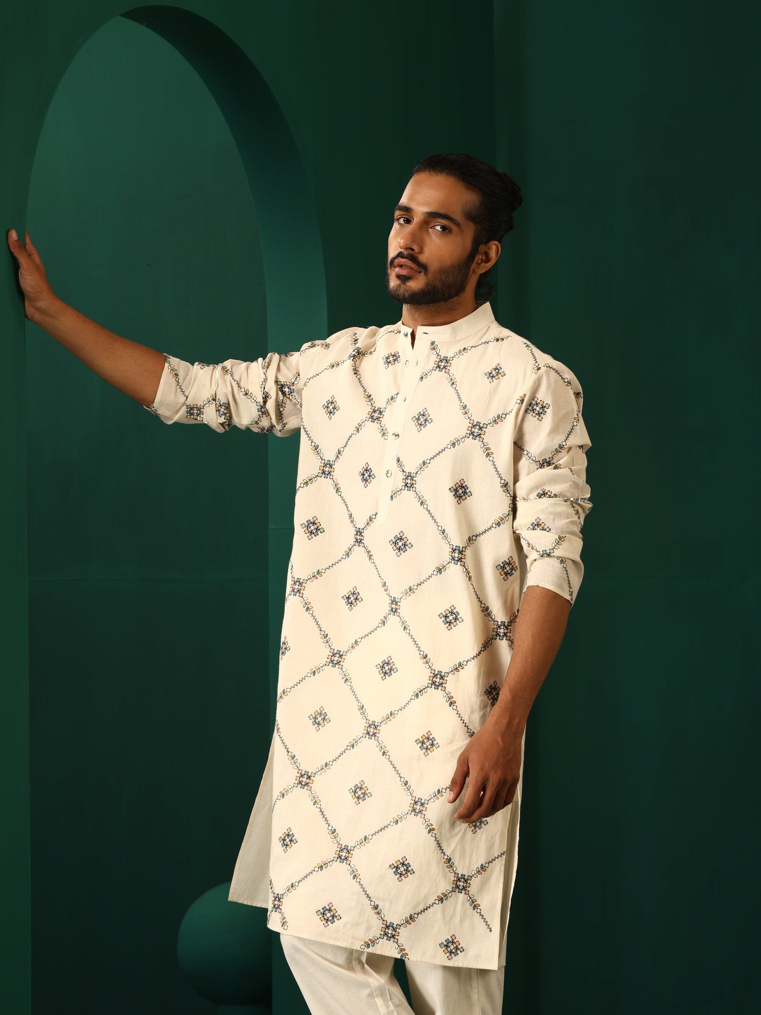 trueBrowns Men Ivory Embroidered Kurta