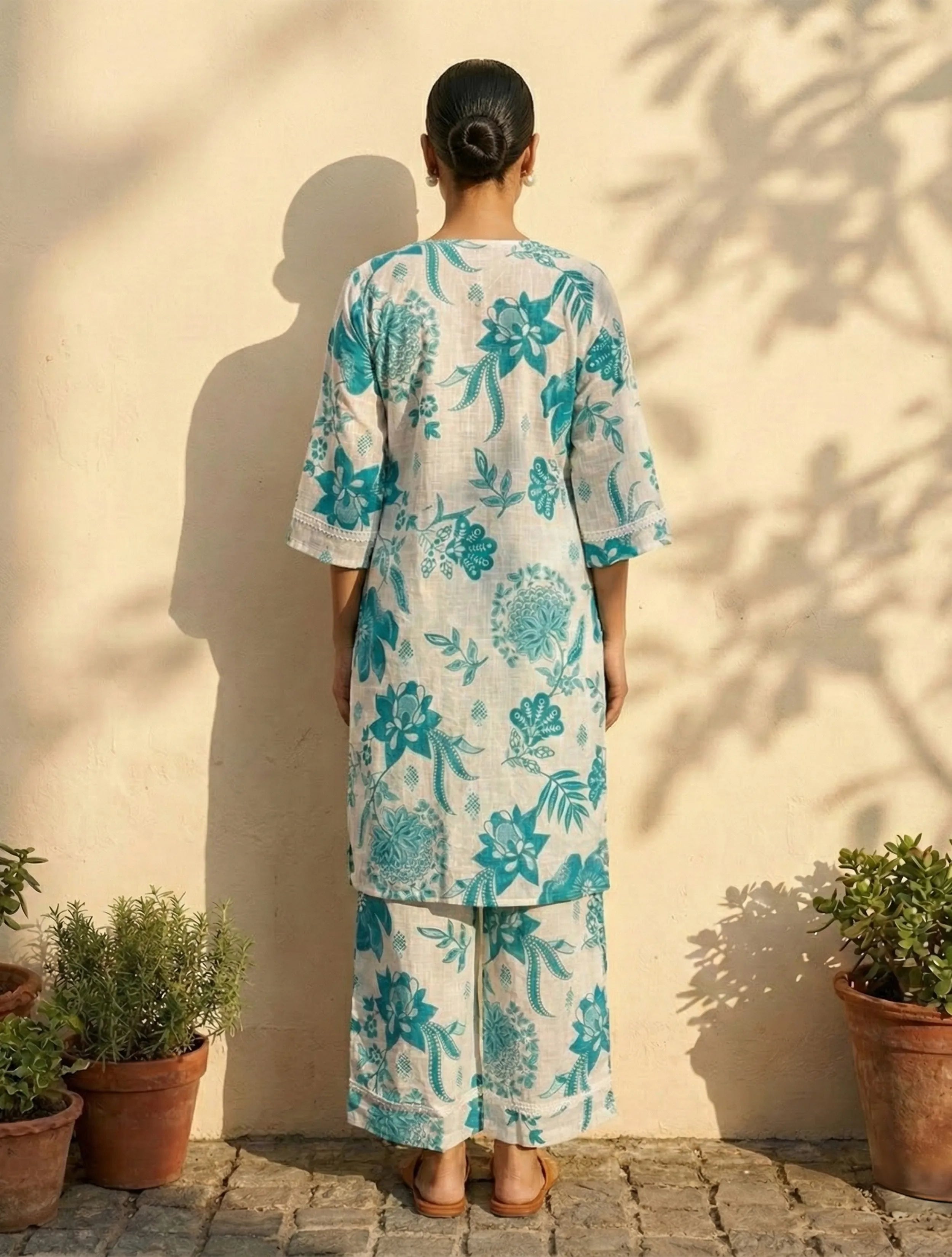 trueBrowns White Blue Floral Print Kurta Pant Set