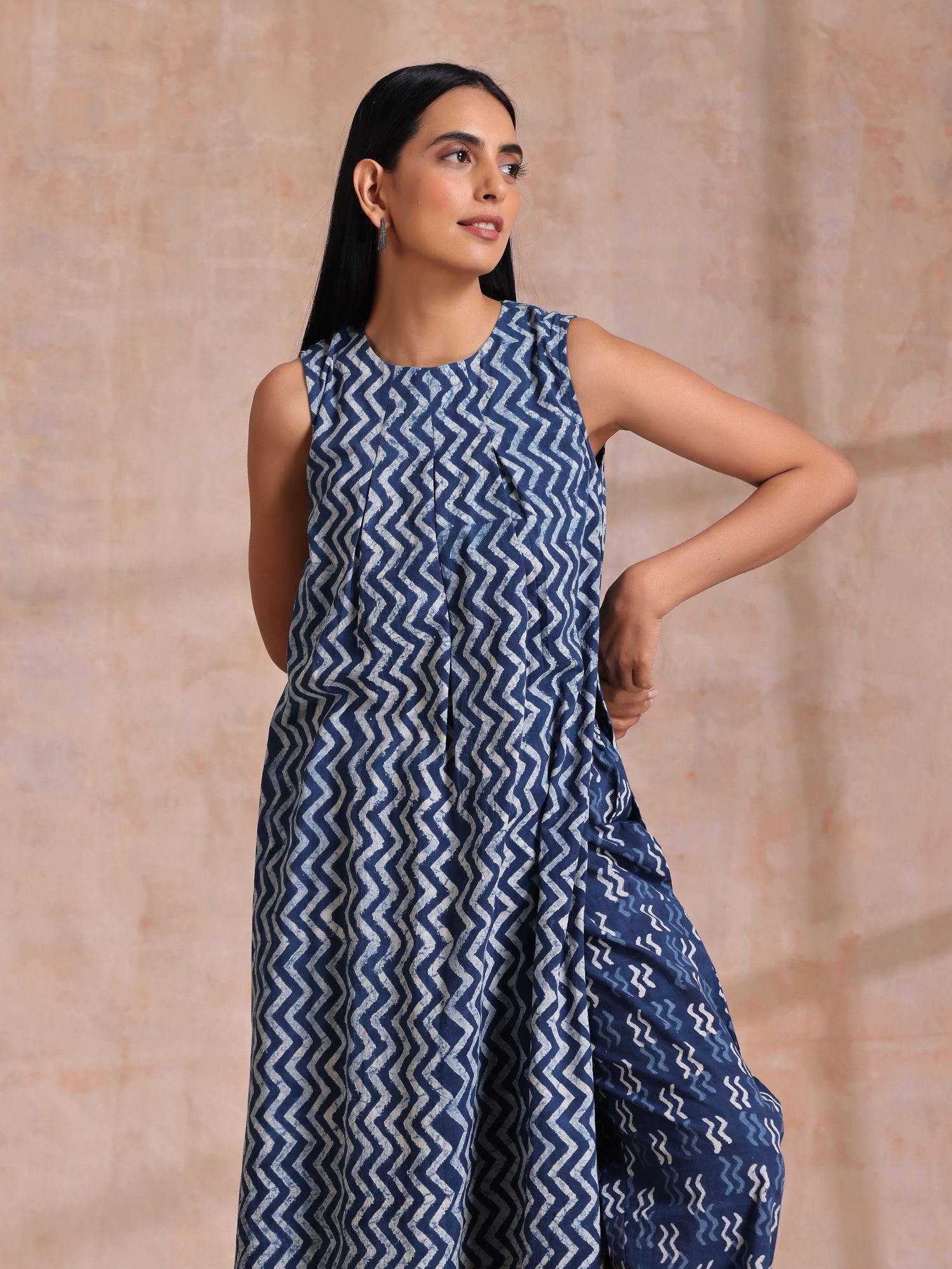Indigo Dabu Zig-Zag Lines Print Cotton Sleeveless Kurta Pant Set