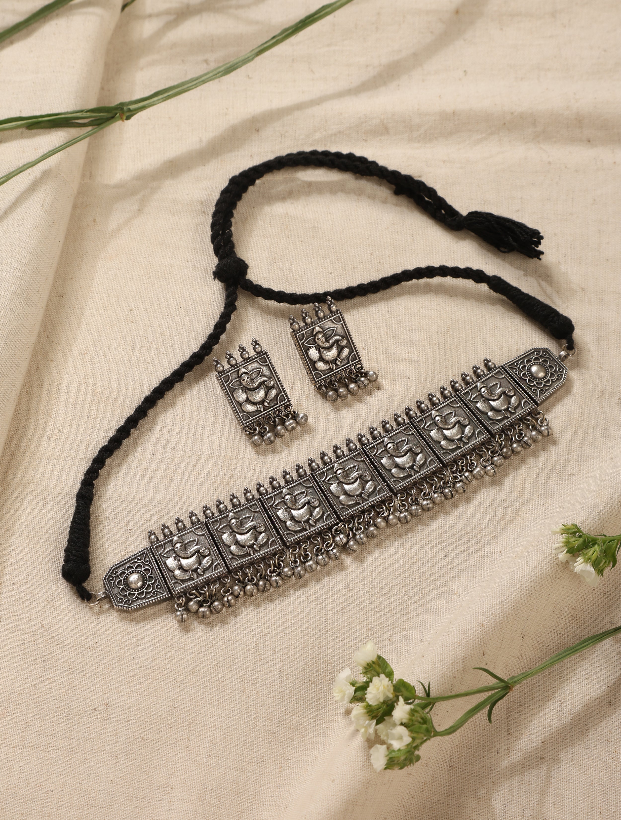 trueBrowns Silver Idol Bead Choker Set