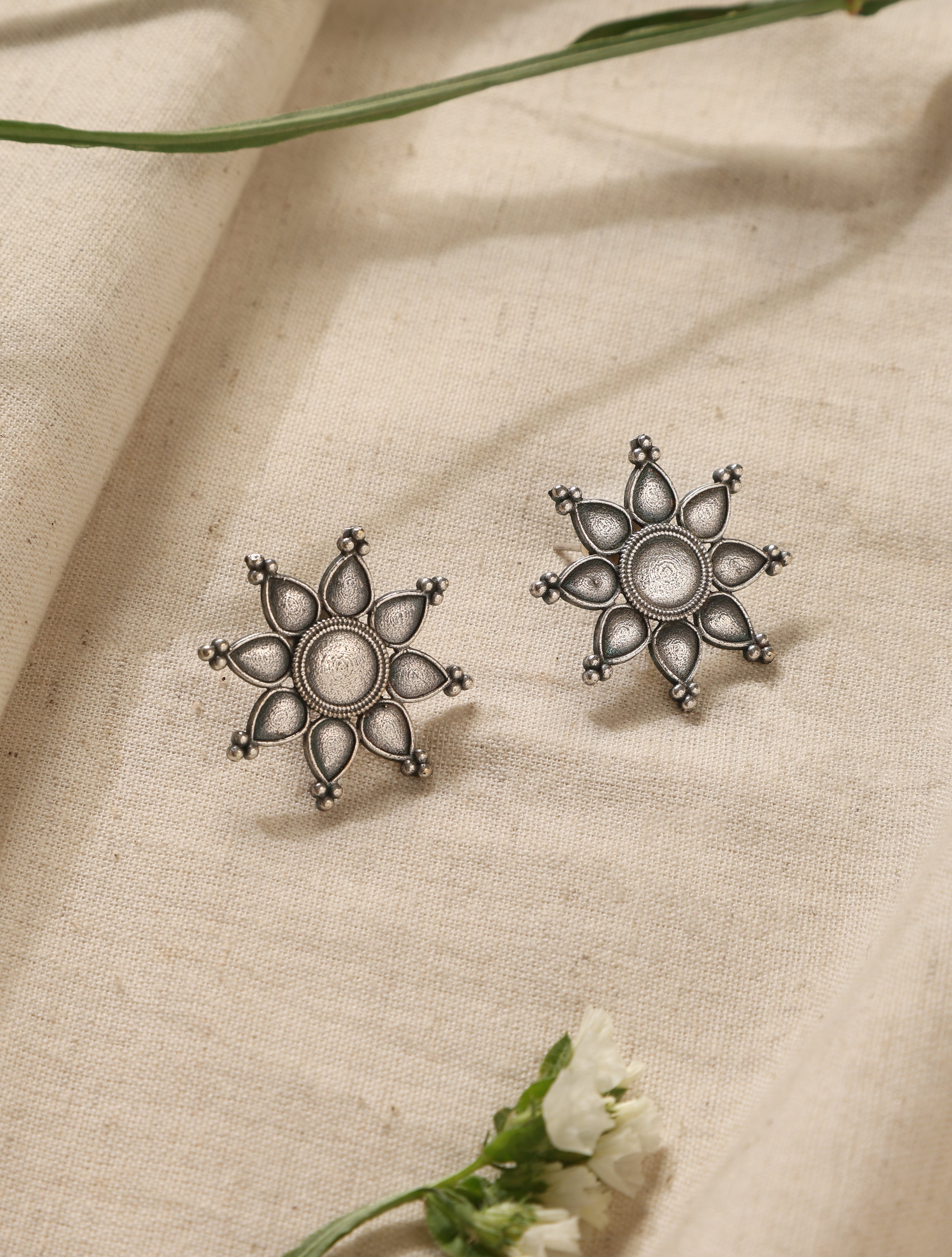 trueBrowns Silver Star Stud Earrings