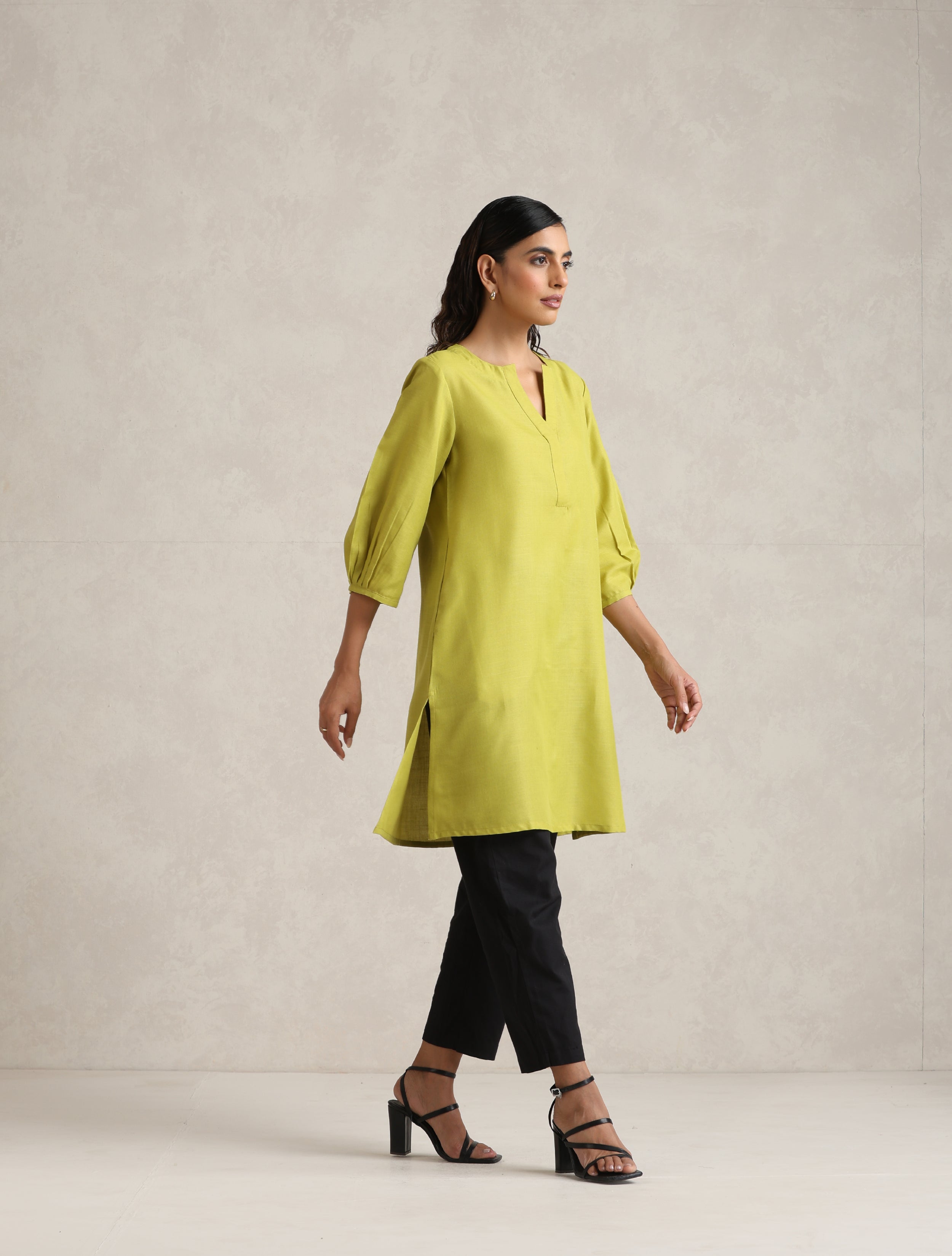 trueBrowns Green Cotton Blend Short Kurta