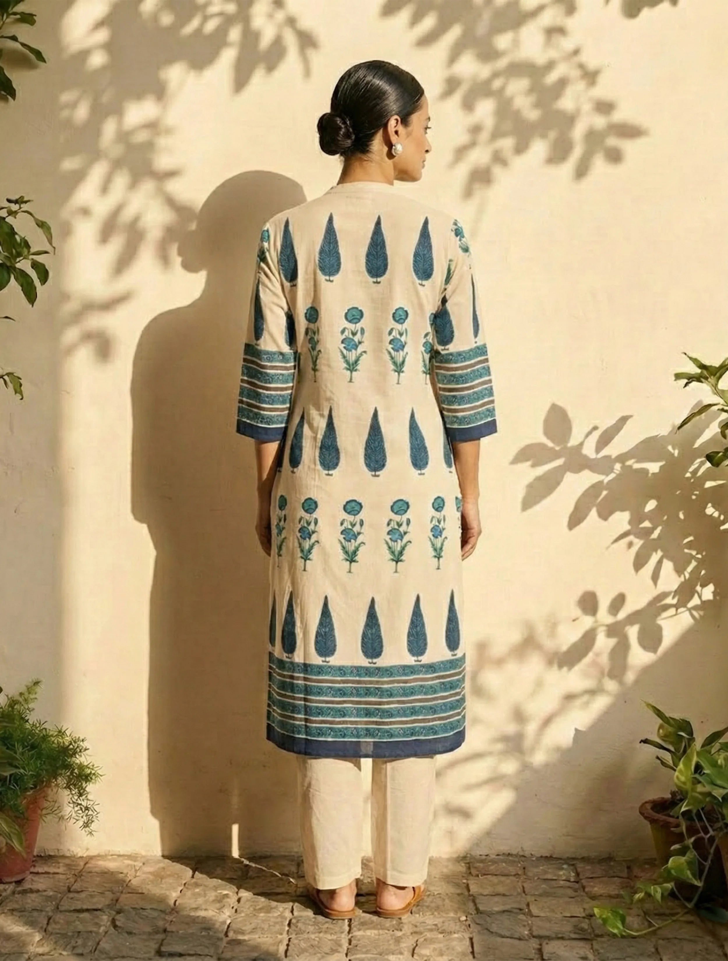trueBrowns Ivory Blue Printed Kurta Pant Dupatta Set