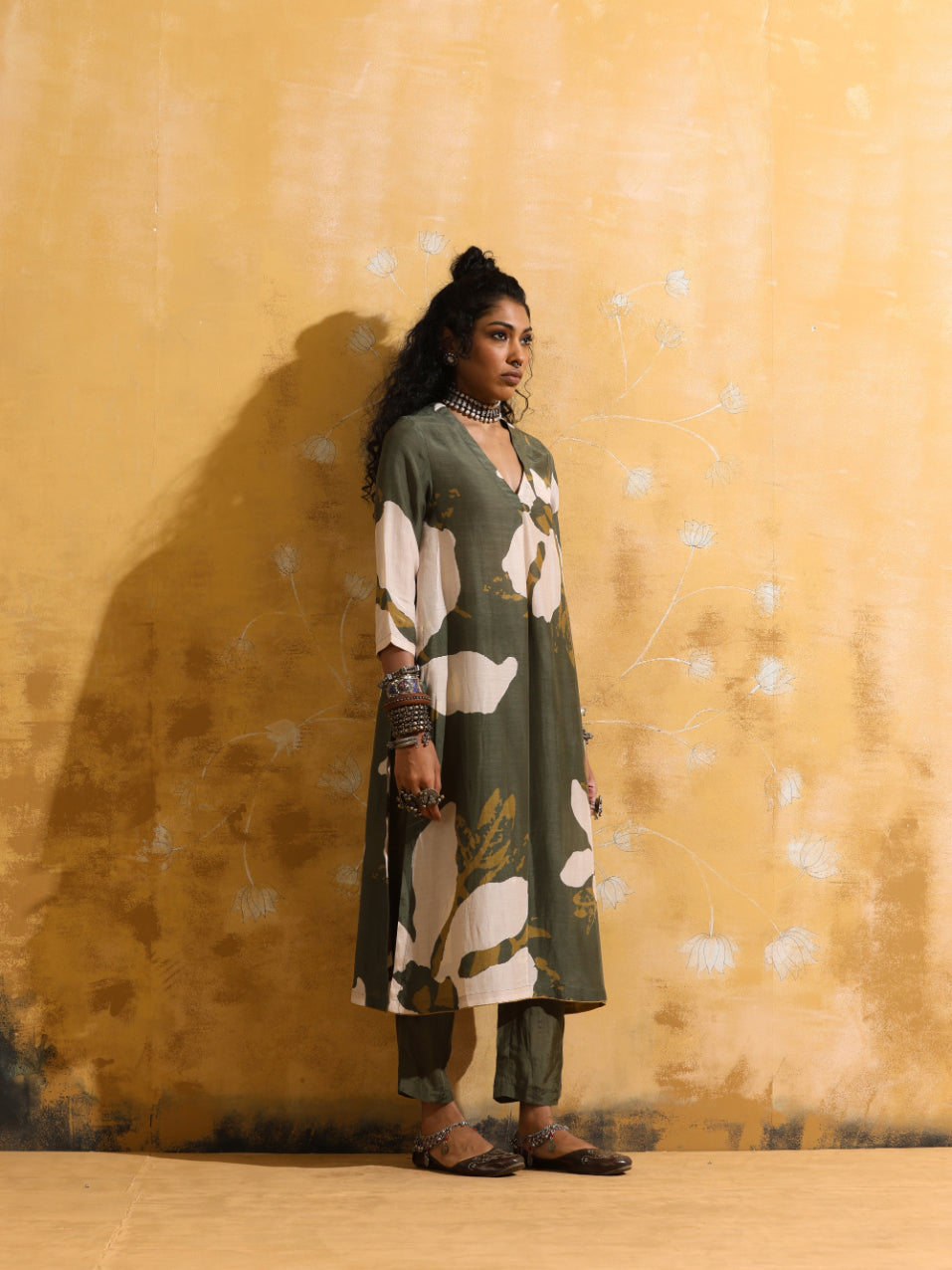 trueBrowns Green Cream Floral Print Muslin Silk Straight Kurta Set