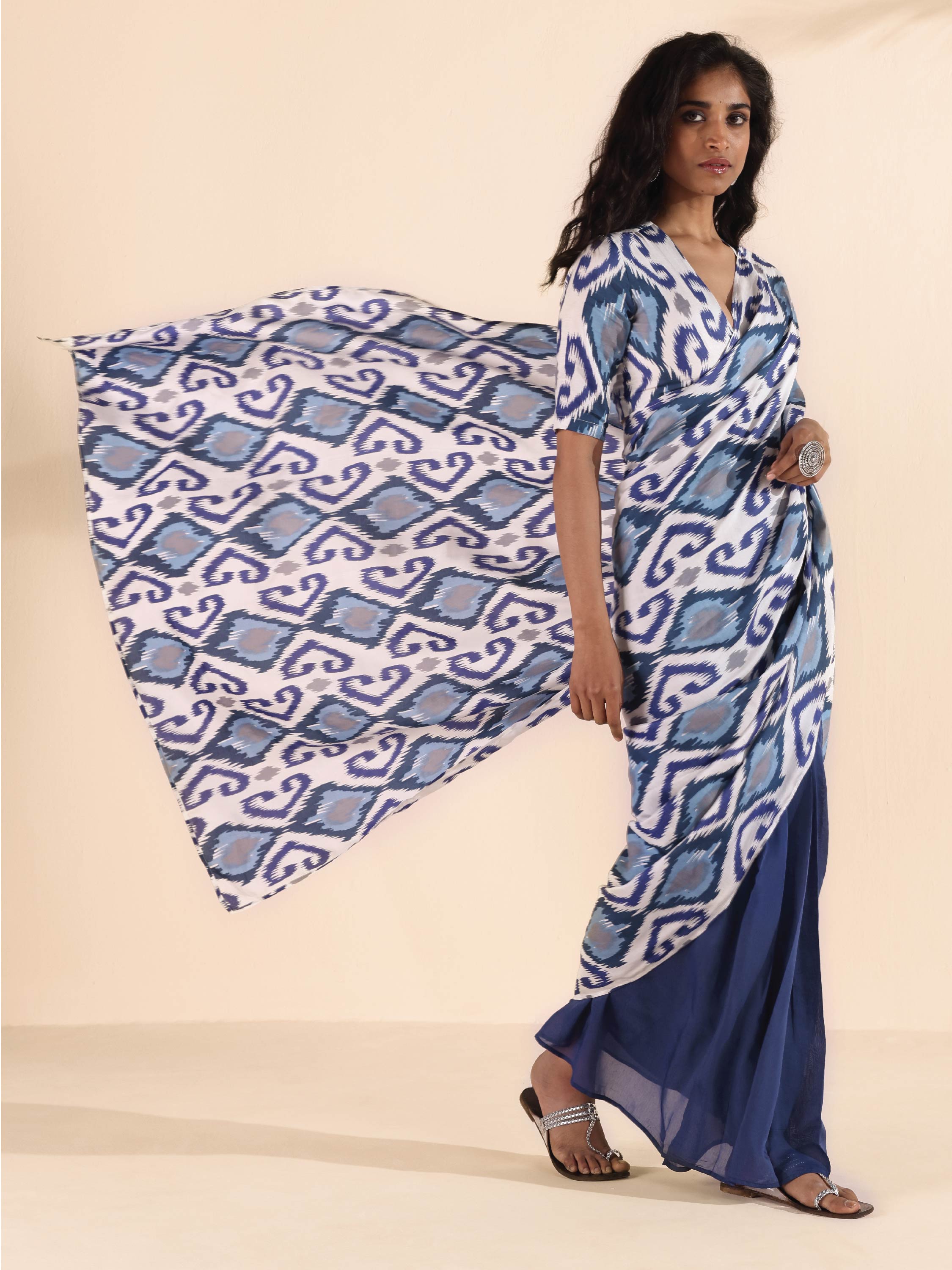 trueBrowns Blue White Muslin Ikat Saree