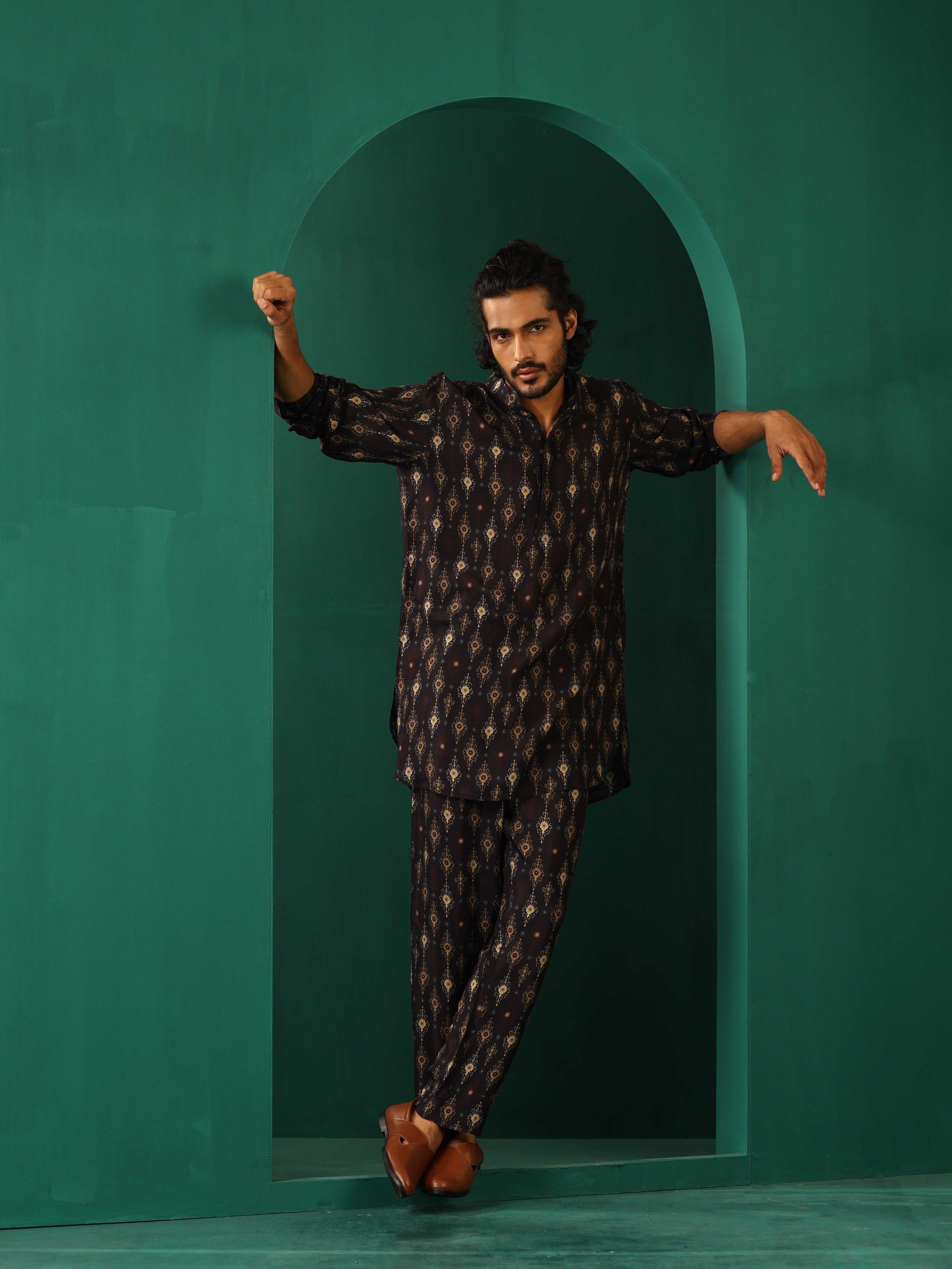 trueBrowns Men Black Tonal Ikat Muslin Silk Printed Co-ord Set