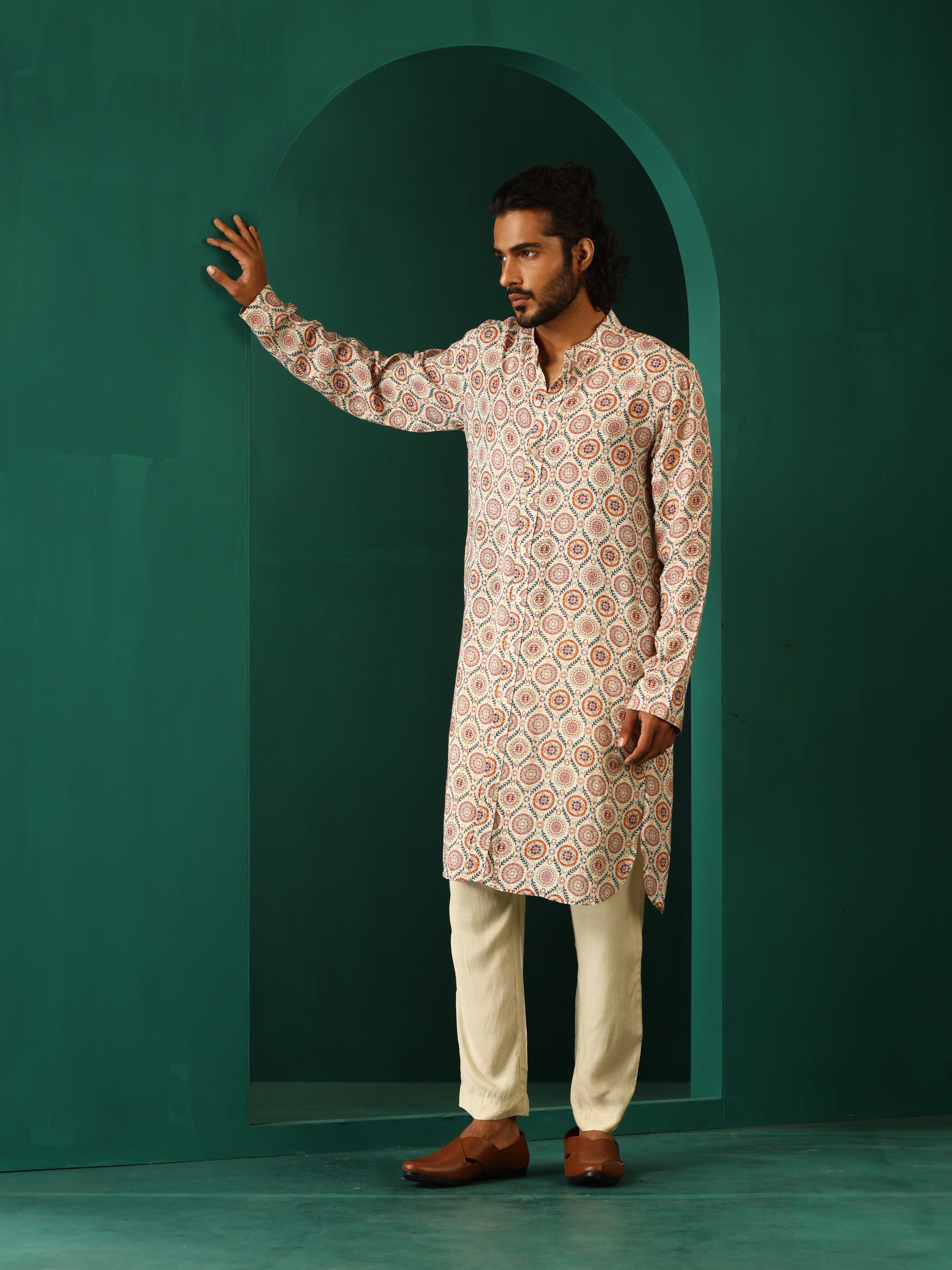 trueBrowns Men Off White Circle Floral Muslin Silk Printed Long Kurta