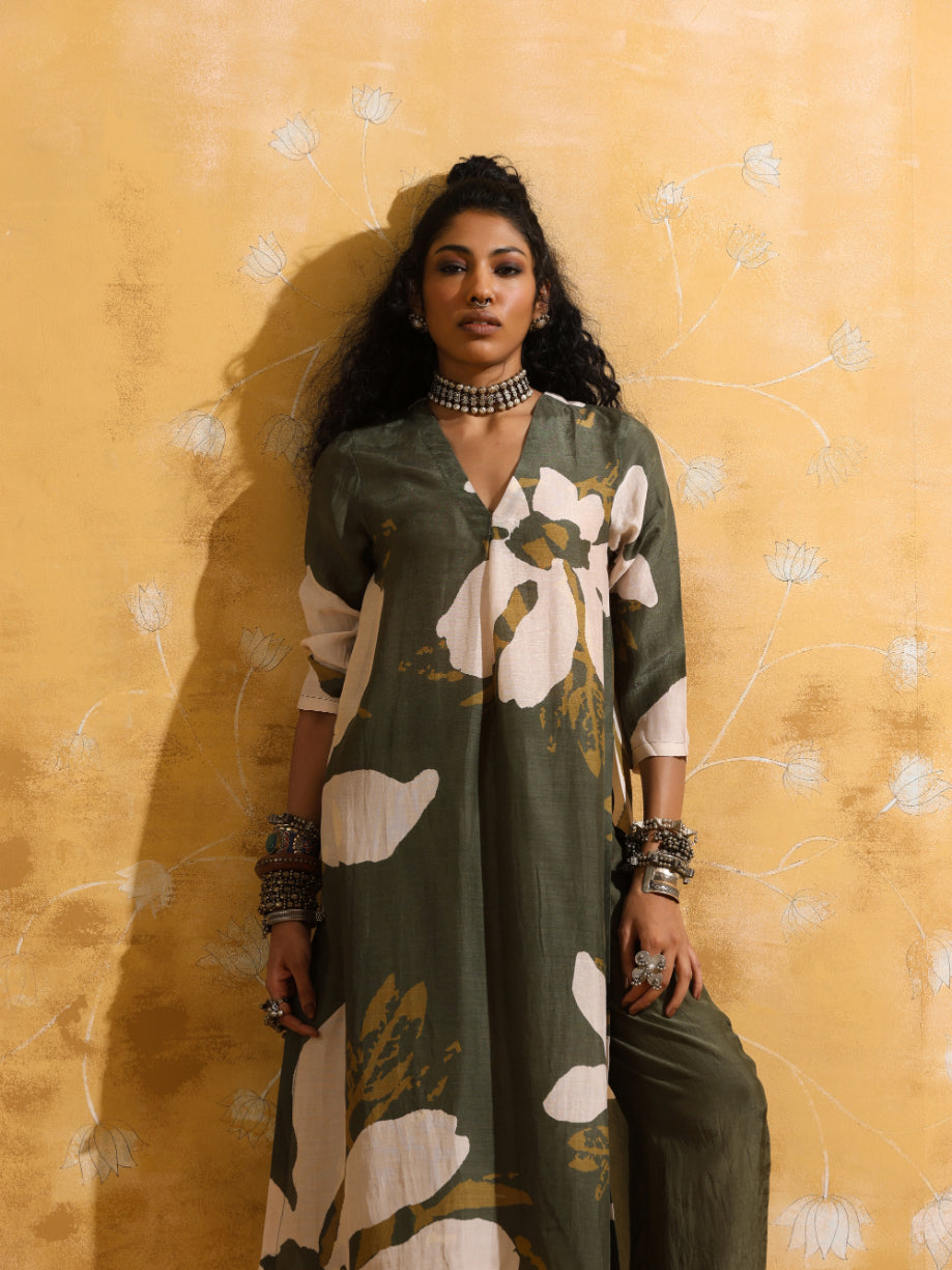 trueBrowns Green Cream Floral Print Muslin Silk Straight Kurta Set