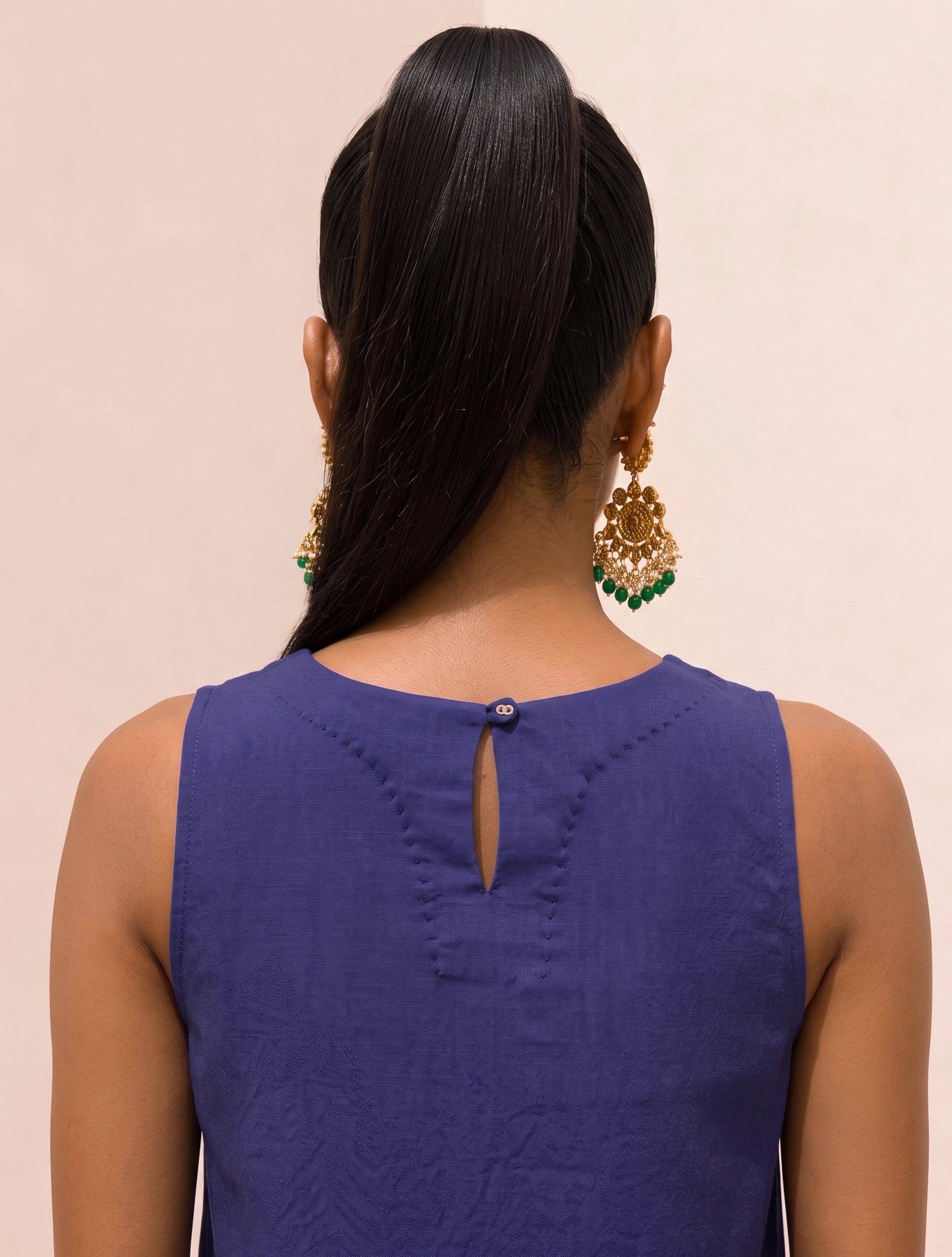 trueBrowns Blue Solid Viscose Sleeveless High-slit Kurta Set