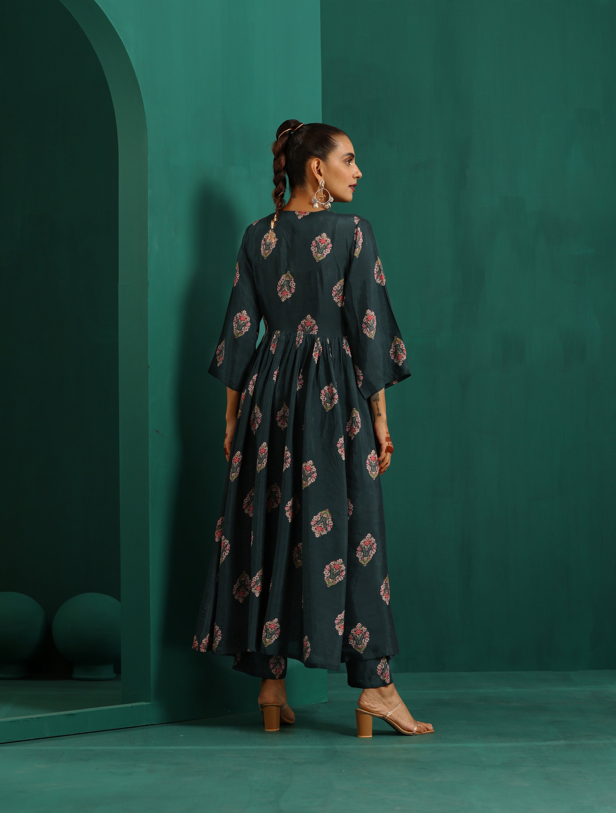 trueBrowns Deep Blue Floral Muslin Silk Printed Kurta Pant Set