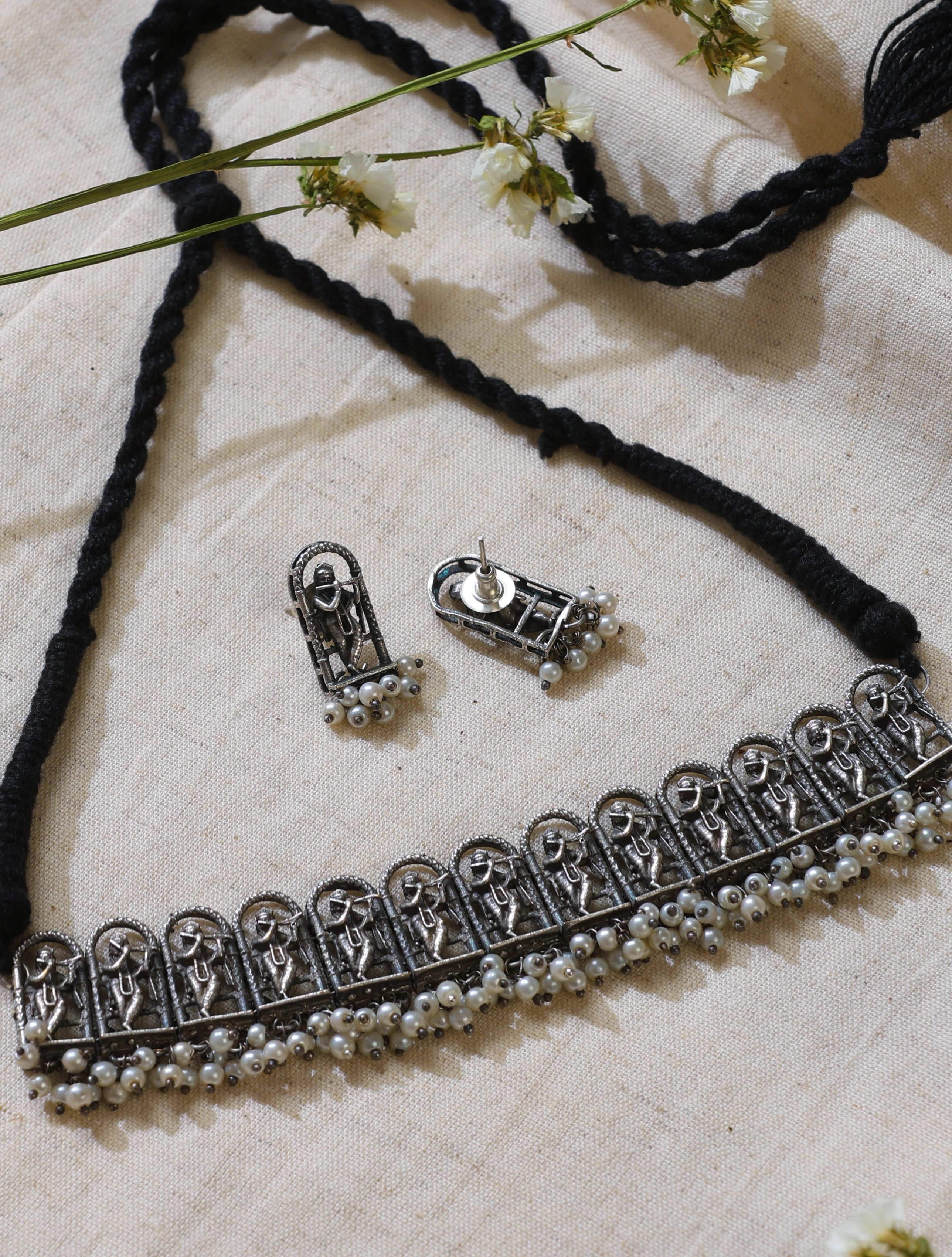 trueBrowns Silver Idol Choker Set
