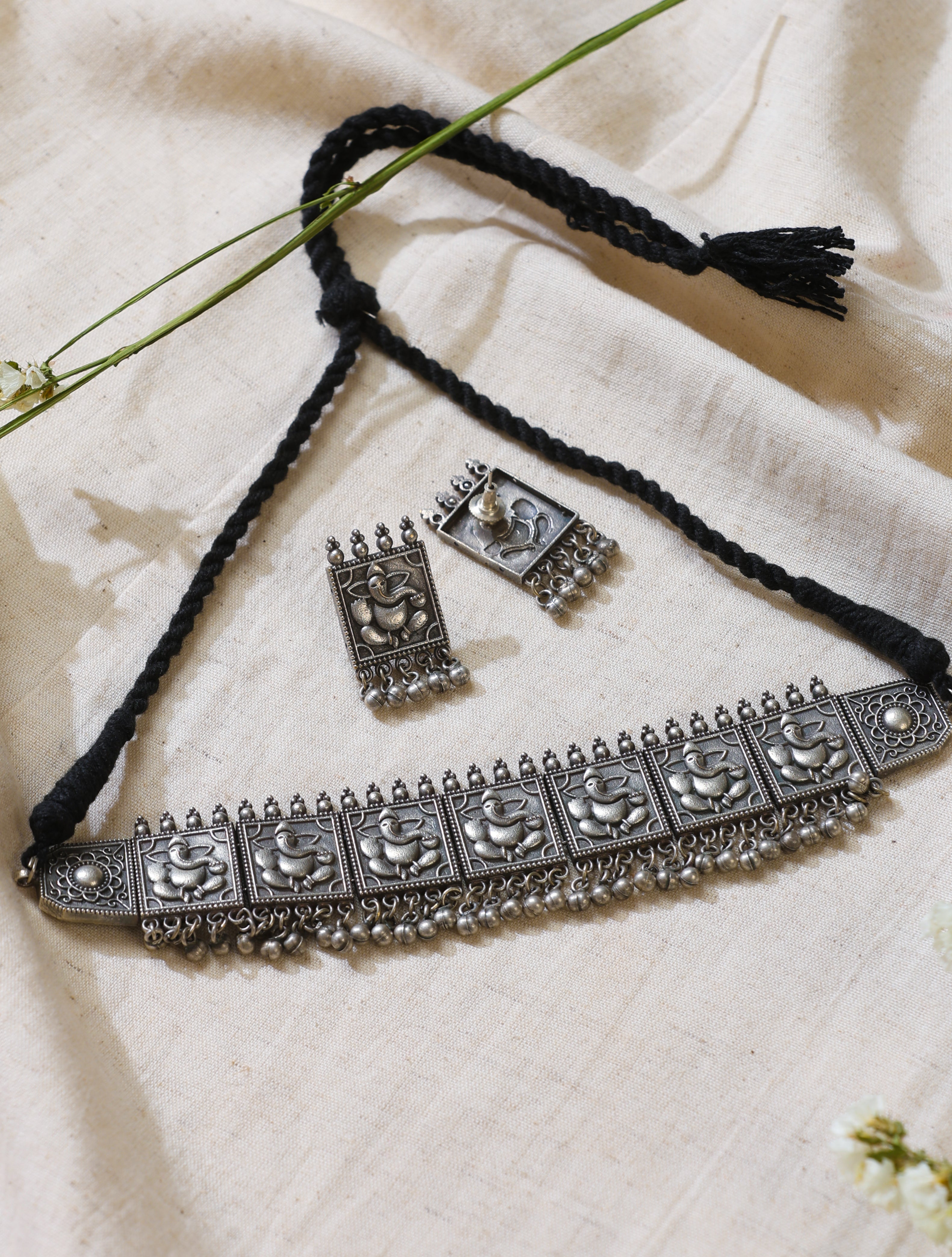 trueBrowns Silver Idol Bead Choker Set
