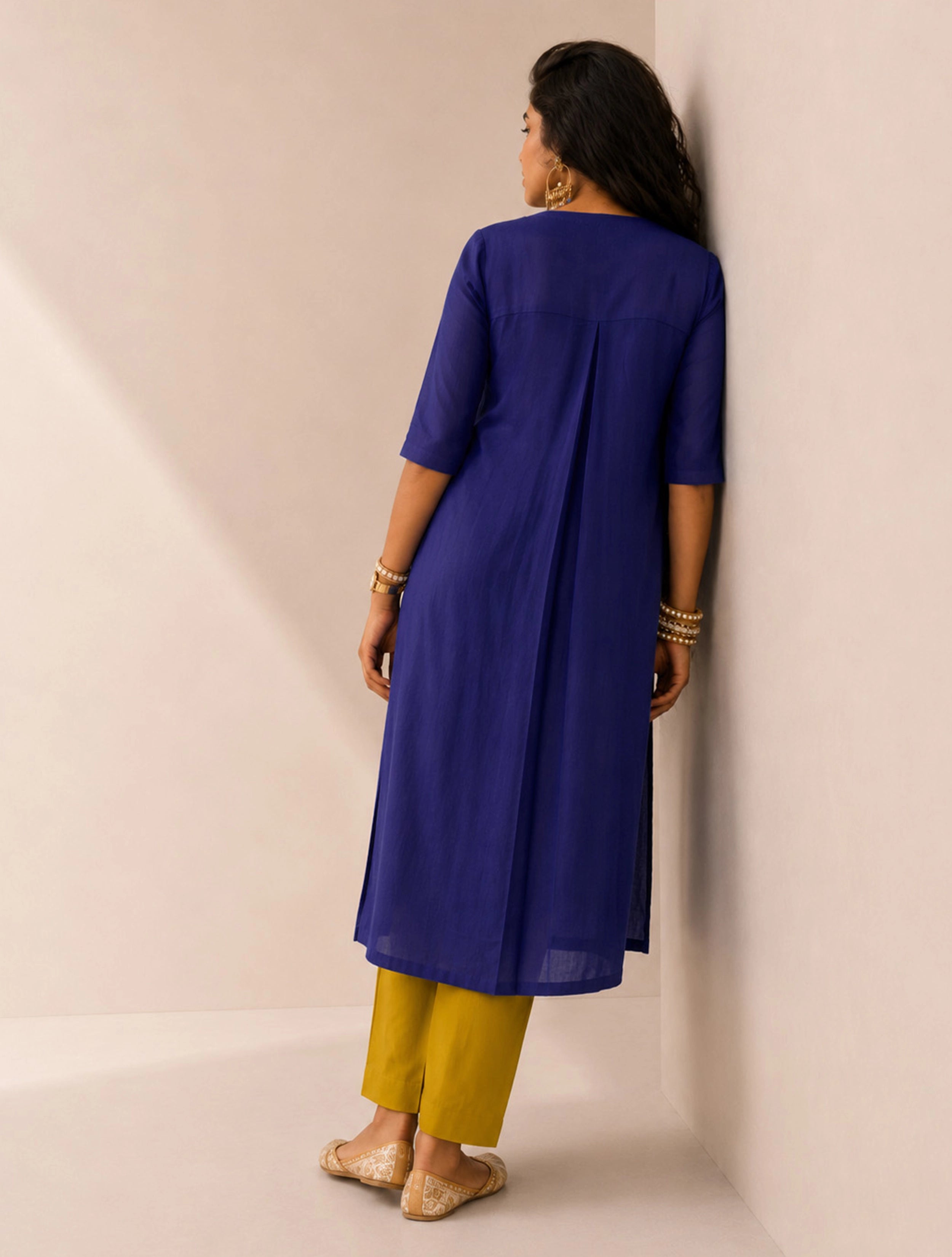 trueBrowns Blue Solid Viscose High-Slit Kurta Set