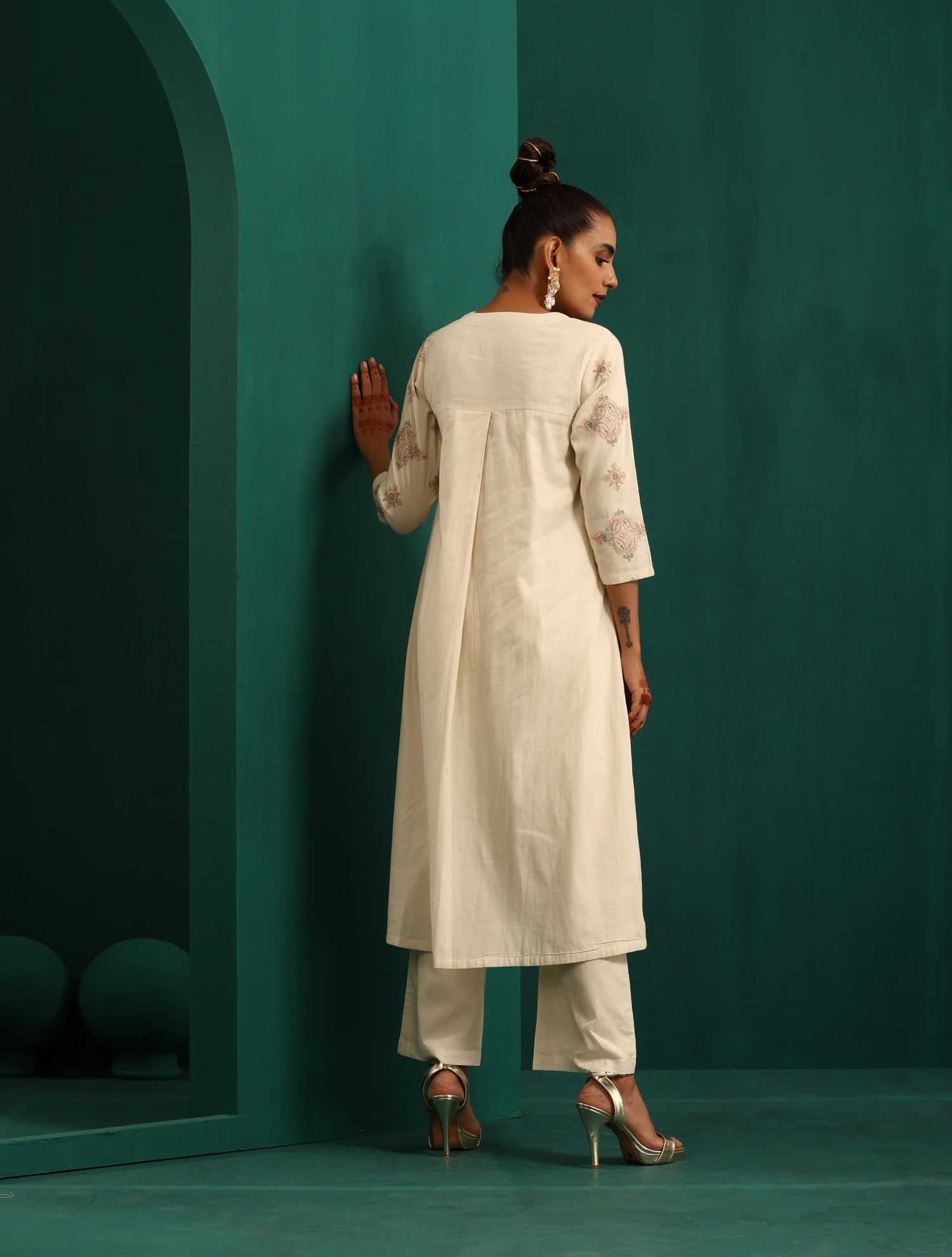 trueBrowns Ivory Peach Embroidered Slit Kurta Pant Set