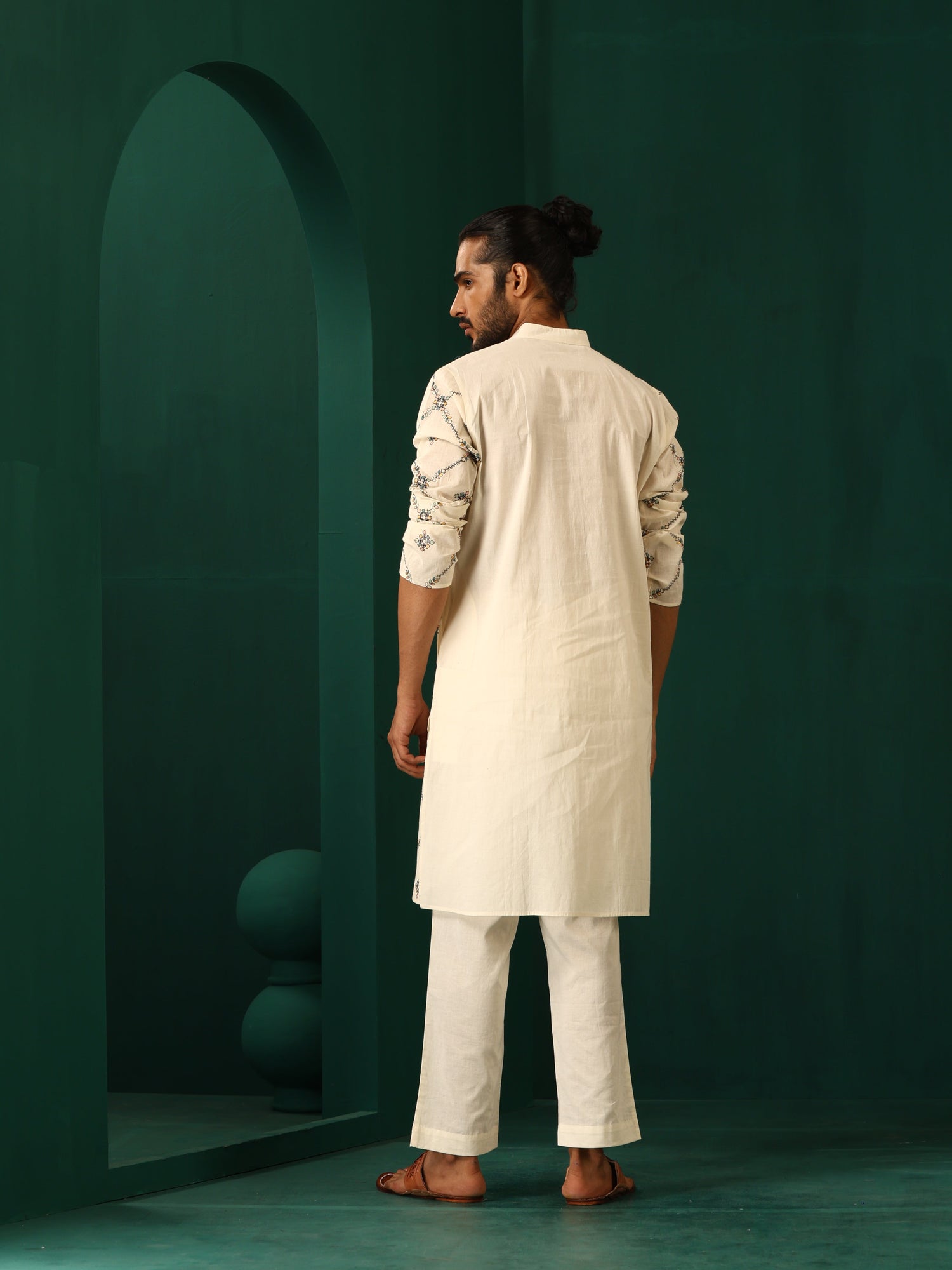 trueBrowns Men Ivory Embroidered Kurta