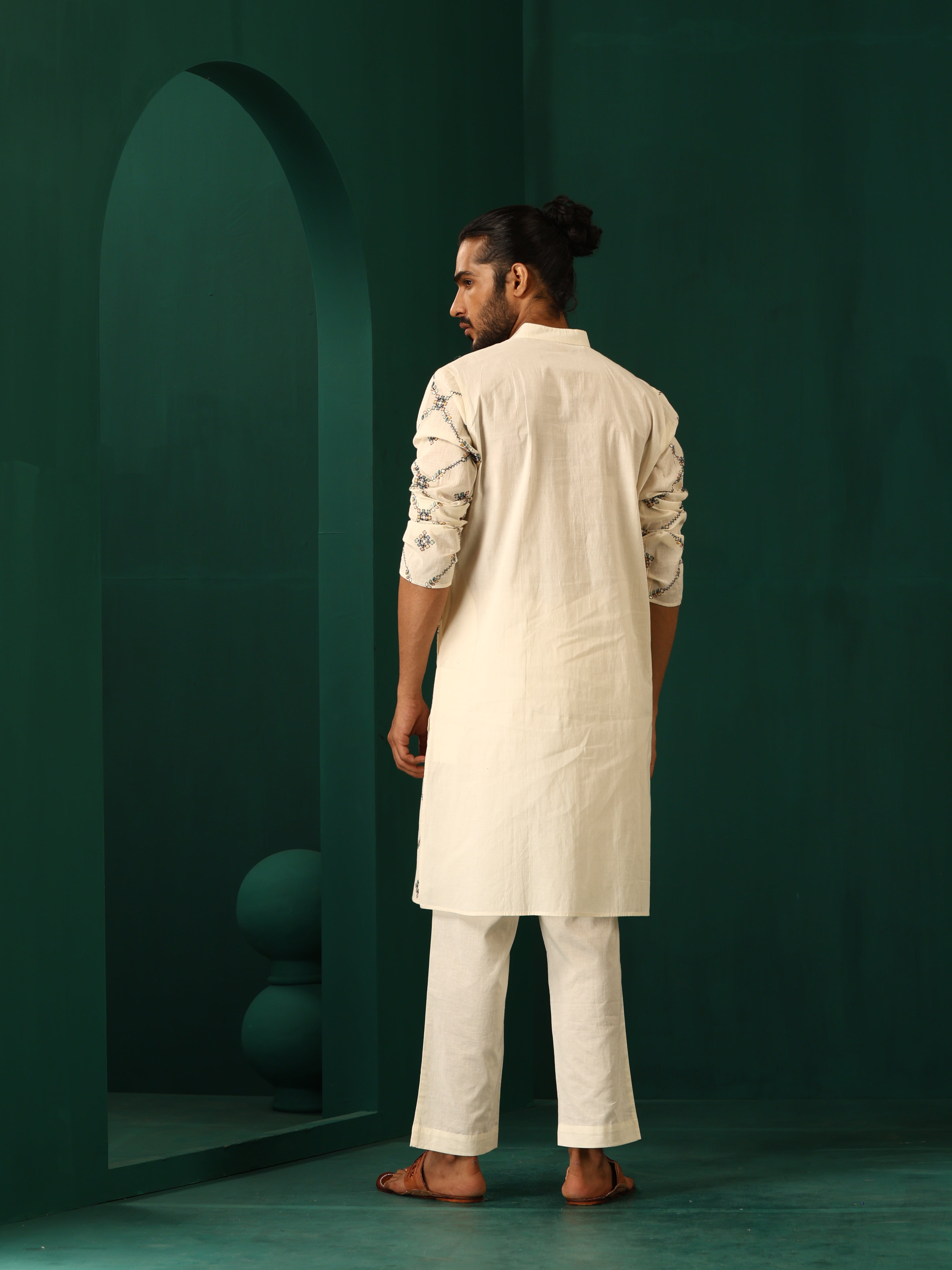 trueBrowns Men Ivory Embroidered Kurta