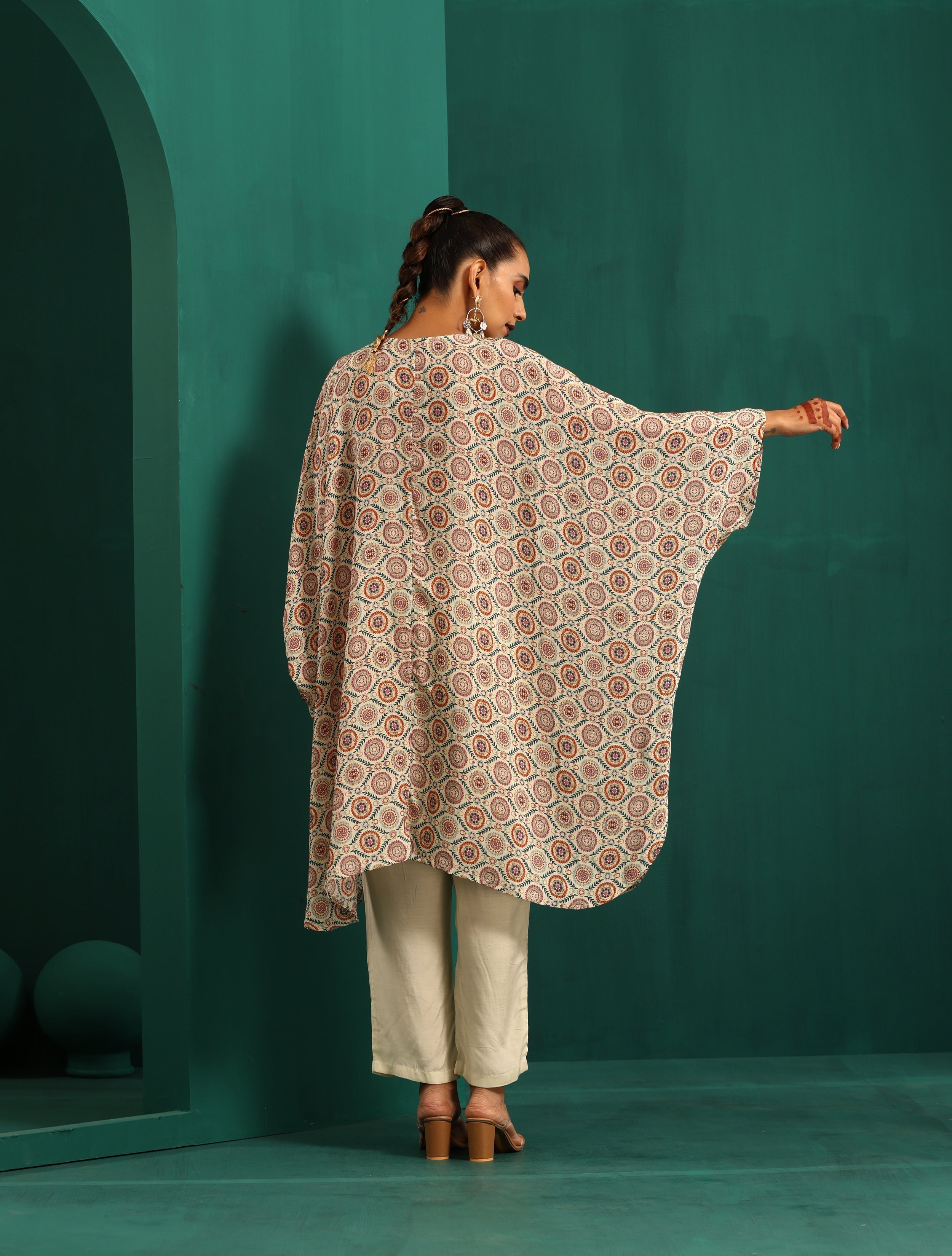 trueBrowns Off White Floral Muslin Silk Printed Kaftan Pant Set