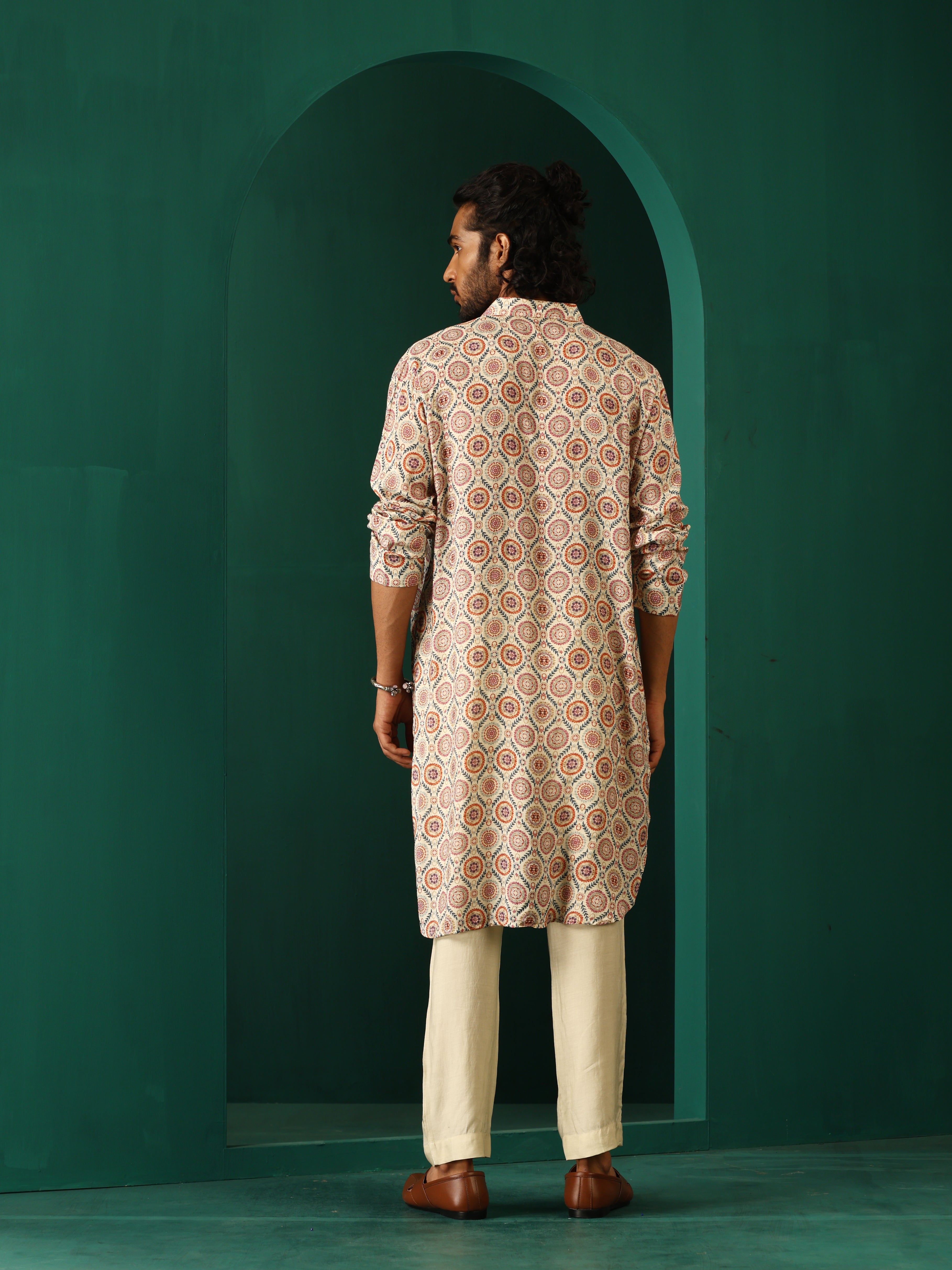 trueBrowns Men Off White Circle Floral Muslin Silk Printed Long Kurta