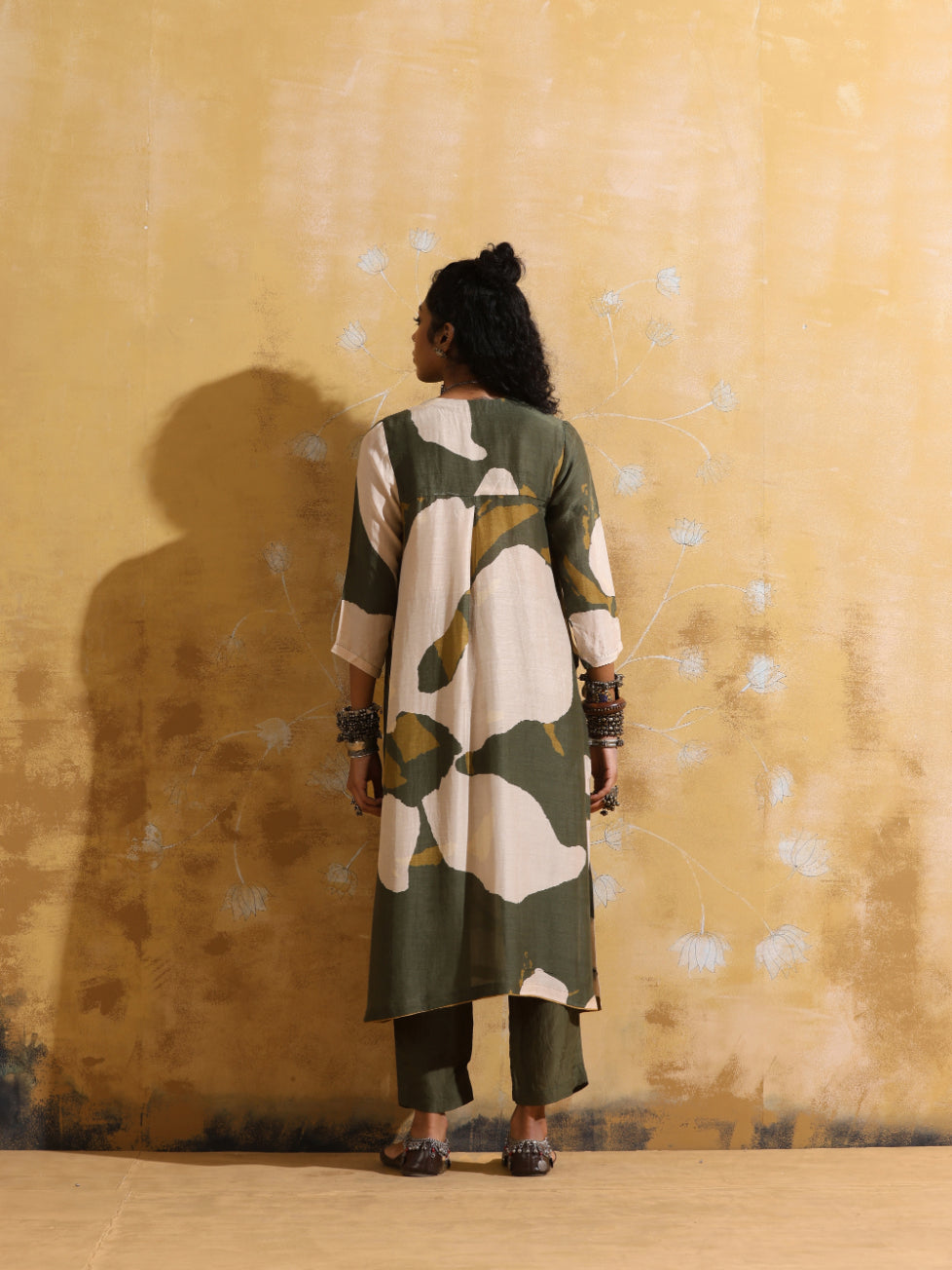 trueBrowns Green Cream Floral Print Muslin Silk Straight Kurta Set