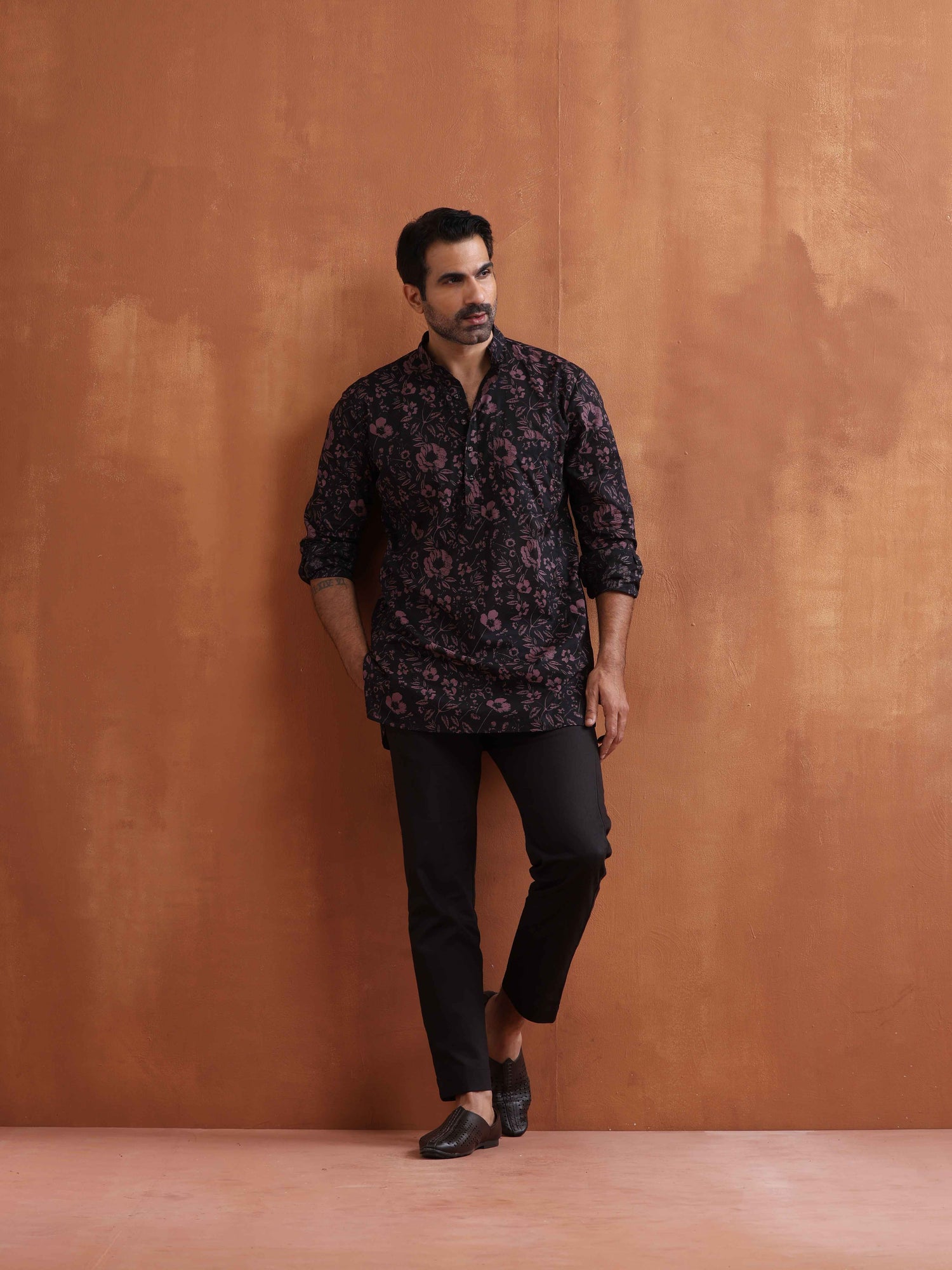 trueBrowns Men's Black Floral Printed Short Kurta