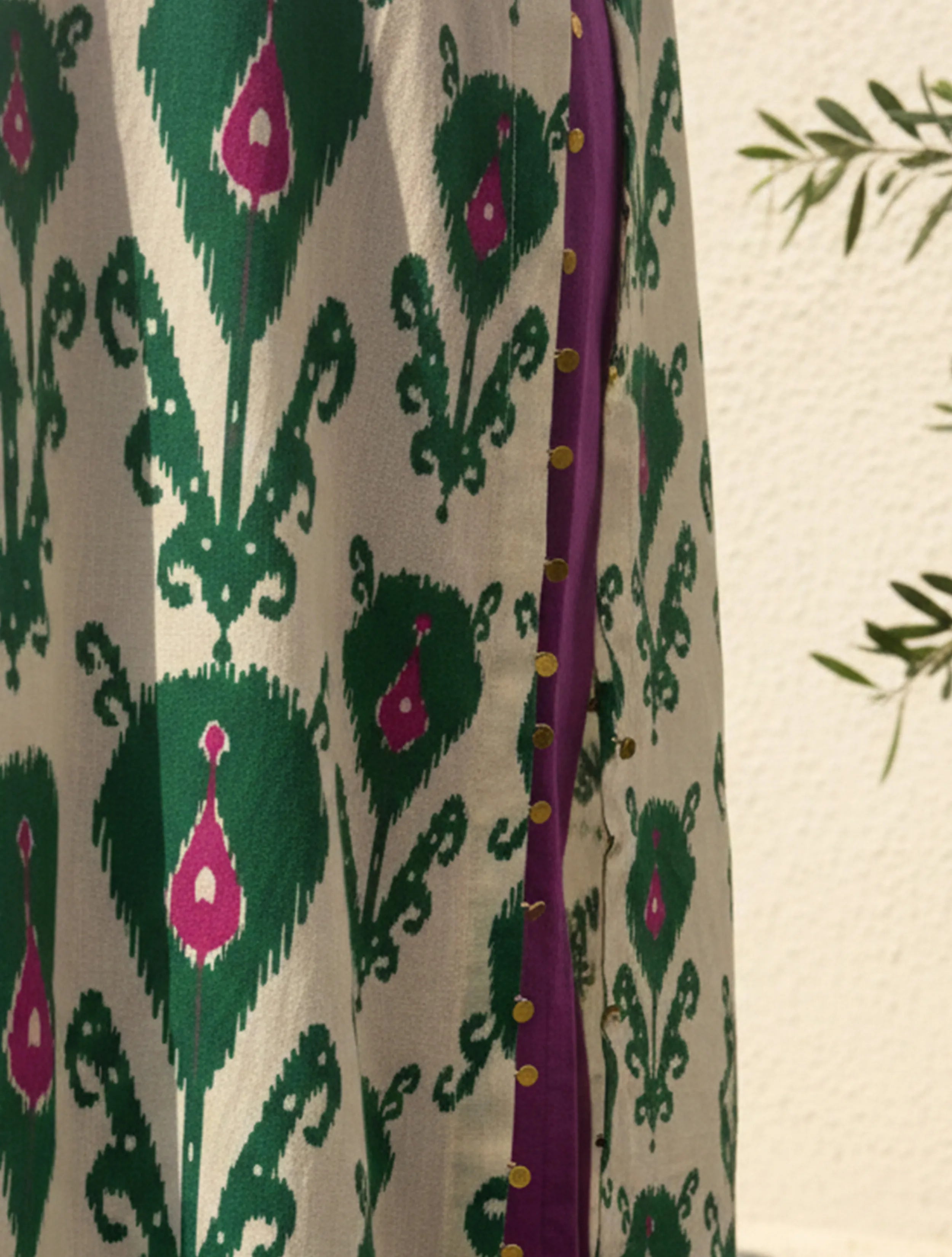 trueBrowns Off-White Green Ikat Print Cotton High-Slit Kurta Set