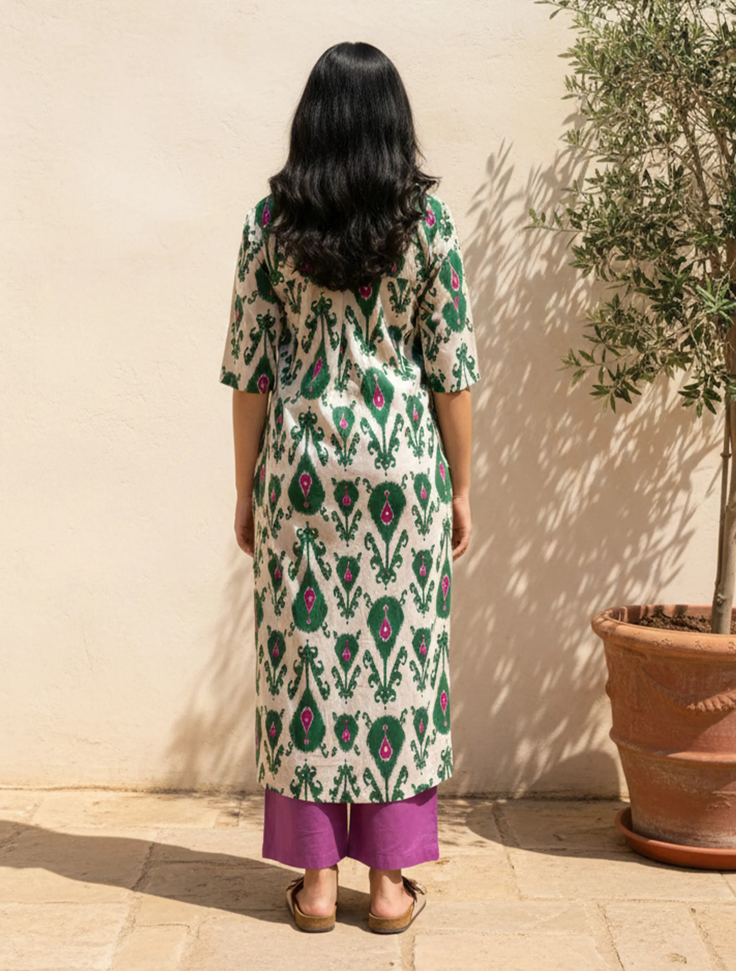 trueBrowns Off-White Green Ikat Print Cotton High-Slit Kurta Set