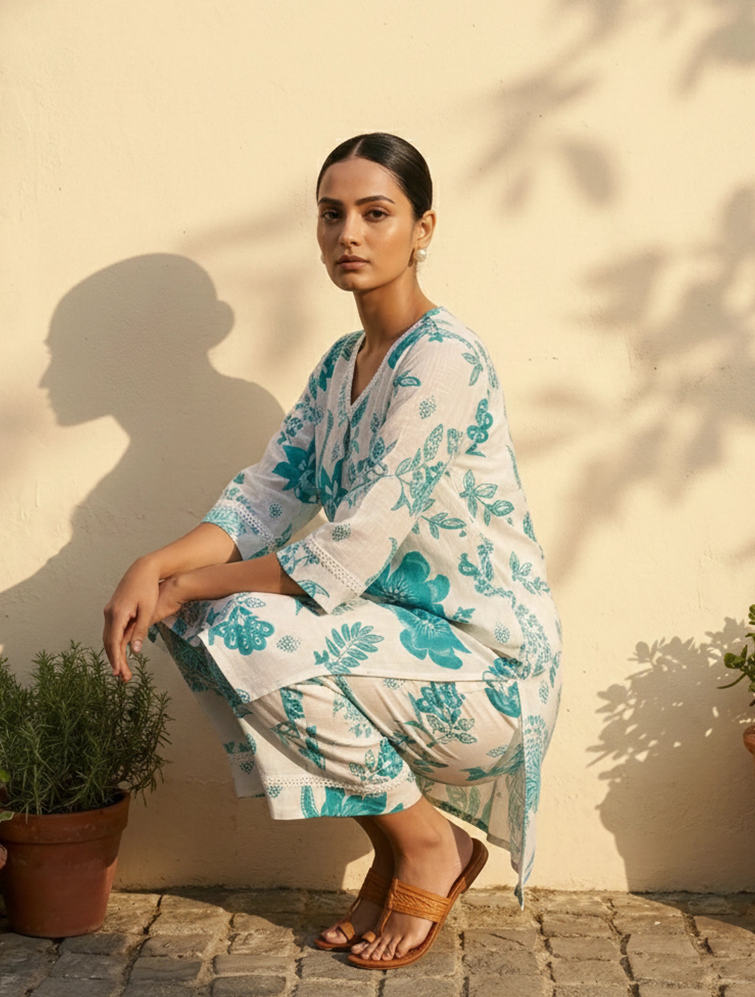 trueBrowns White Blue Floral Print Kurta Pant Set